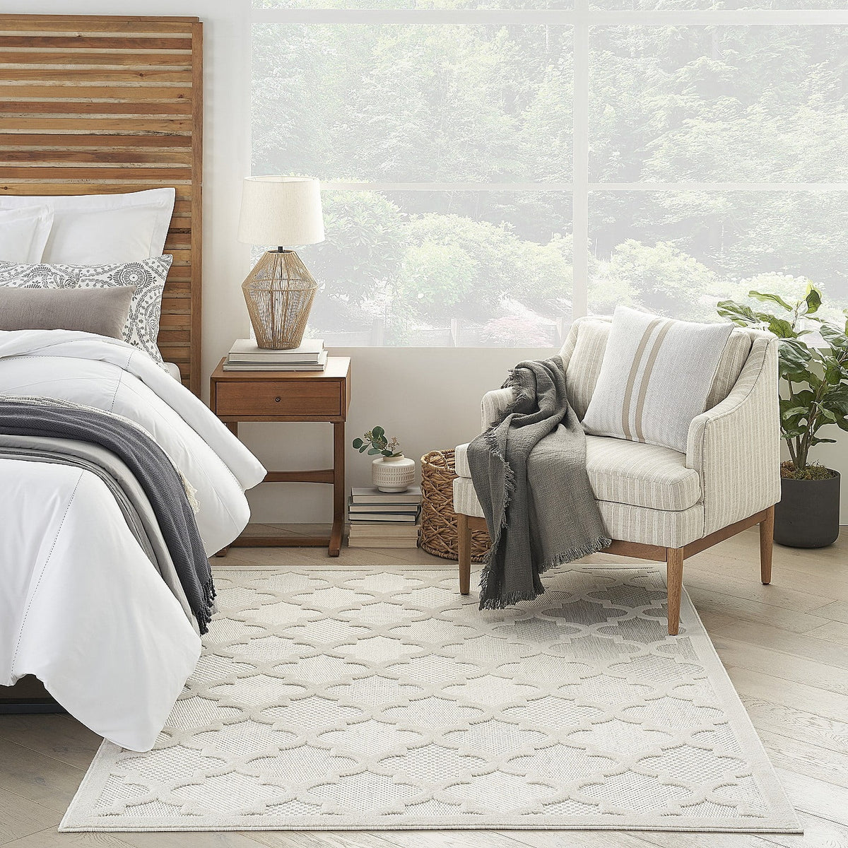 Ivory White 5' x 7' Area Rug G5109