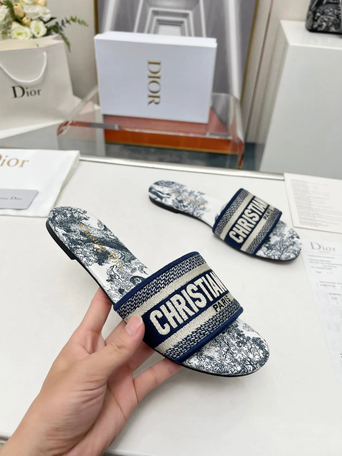 Women Slippers G84782