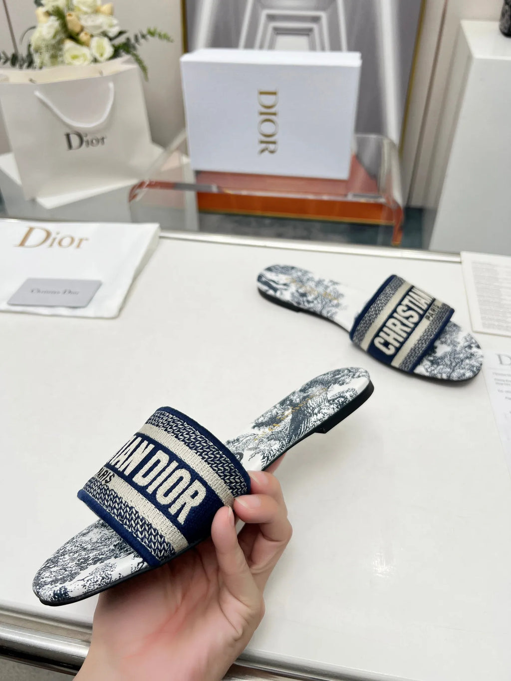 Women Slippers G84782
