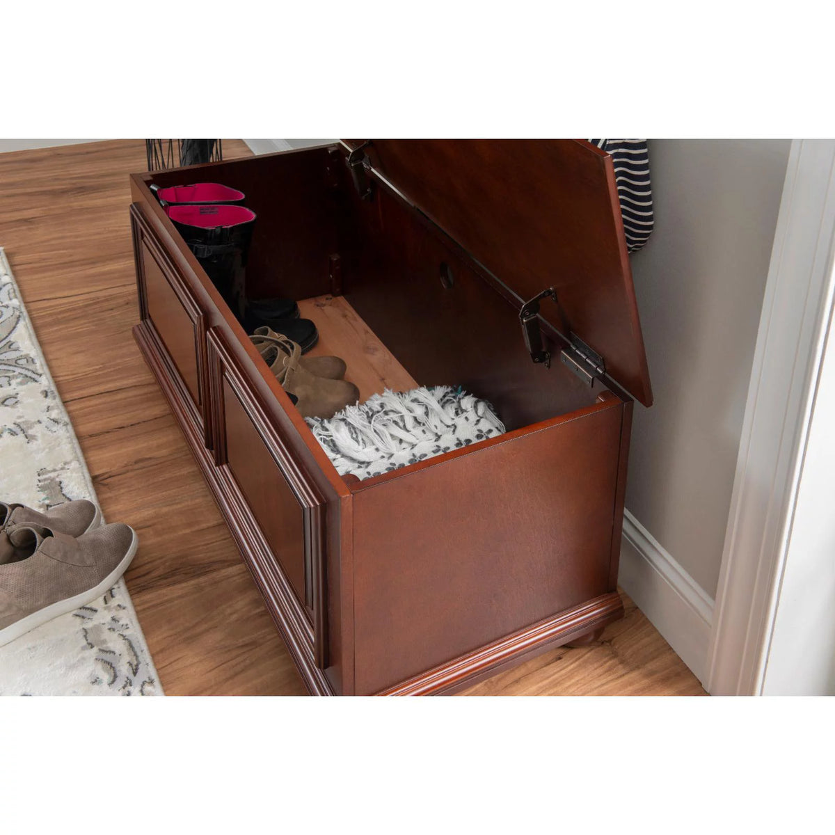 Traditional Cedar Storage Chest, Rich Cherry Finish Q4121