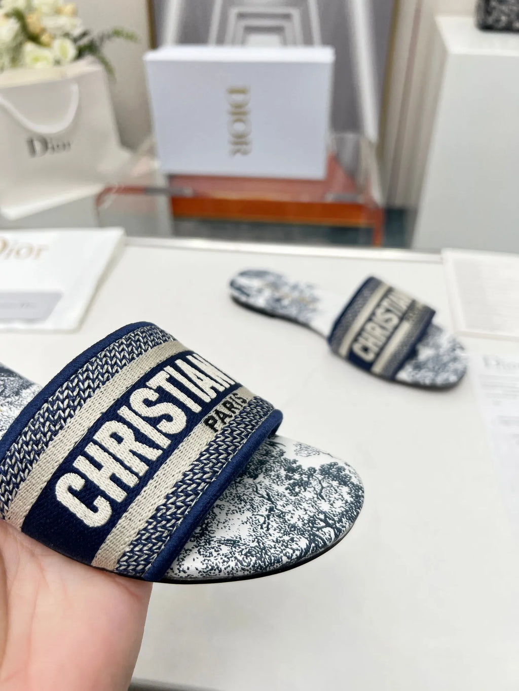 Women Slippers G84782