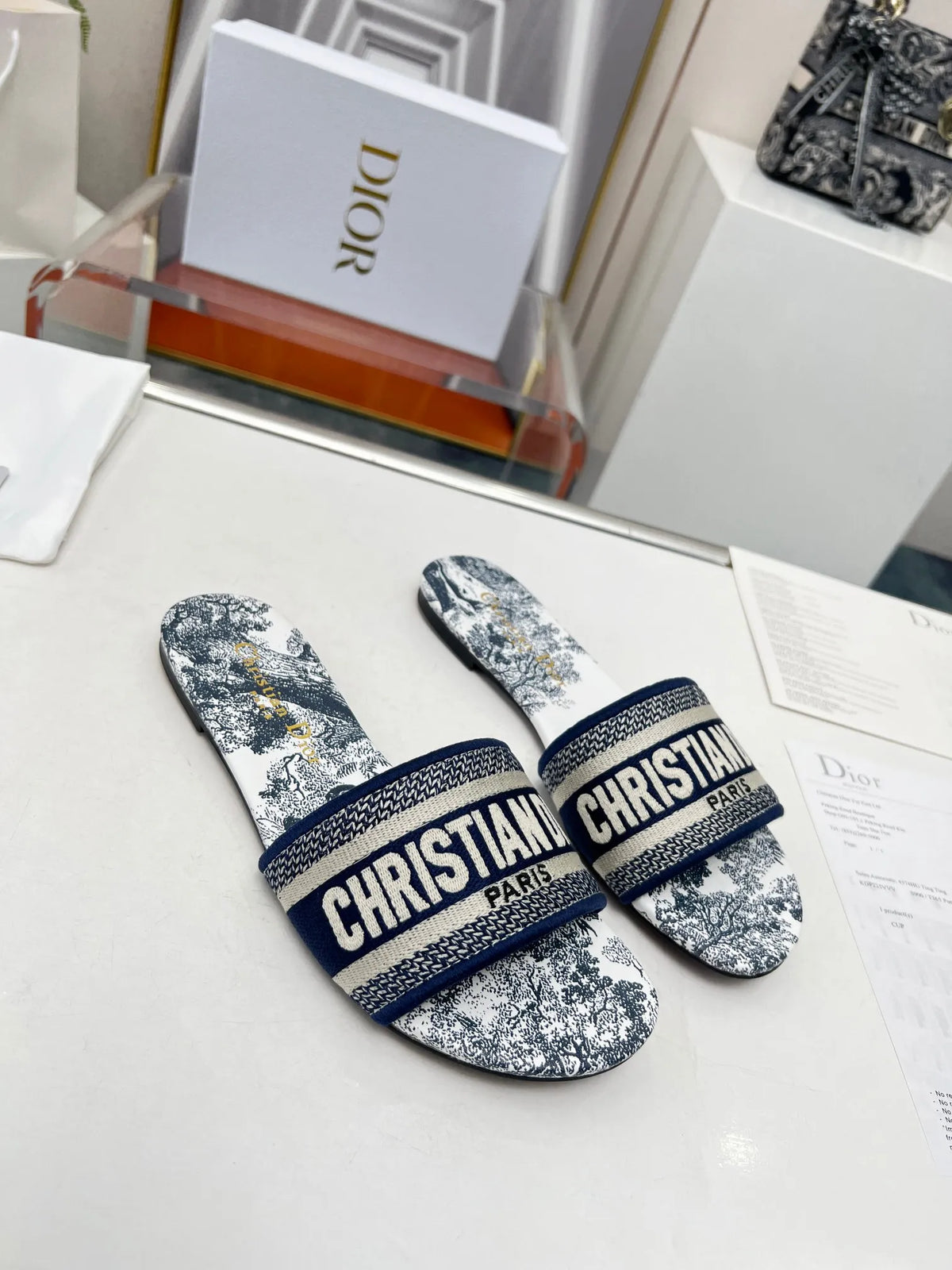 Women Slippers G84782